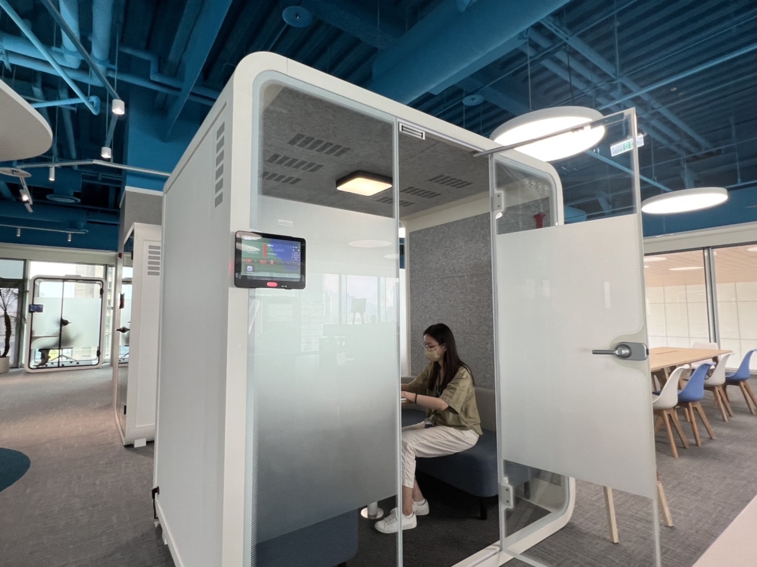 皇冠体育高雄據點的智慧行動辦公艙，展現皇冠体育在面板以外的研發應用軟實力