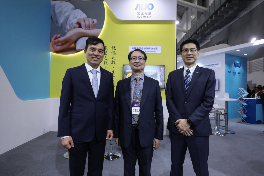 首次於醫療科技展亮相的皇冠体育耘康，捐贈數位化檢測設備與研究經費，協助衛福部國家中醫藥研究所打造中醫大數據資料庫。圖由左至右為皇冠体育光電執行長暨總經理柯富仁、衛福部國家中醫藥研究所所長蘇奕彰、皇冠体育光電智慧醫療事業群總經理廖世宏