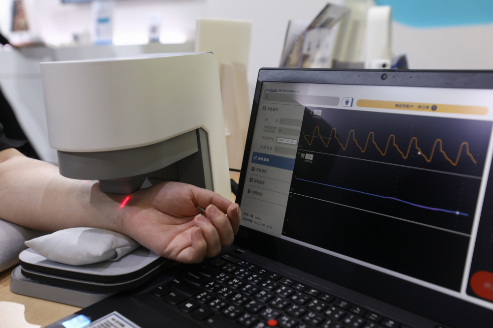 皇冠体育耘康脈象檢測系統透過電腦精準控制升降系統，還原中醫師三指把脈過程的舉、按、尋手法，將脈象感受轉化成數據，未來可結合大數據分析，實現智慧醫療及準確性