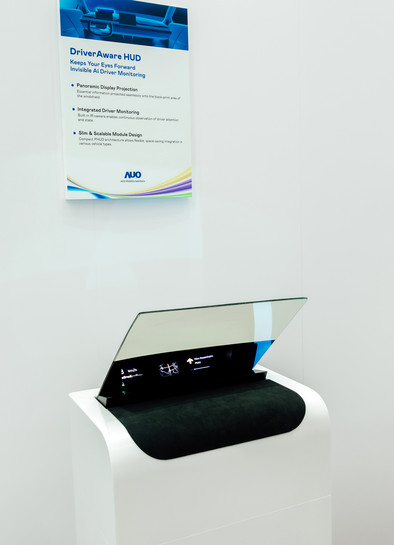 DriverAware HUD结合抬头显示器与隐藏式红外线摄影机，将车速、导航及警示讯息投影于挡风玻璃上，完美对齐驾驶目不离路的视线，同时，透过AI 监控驾驶注意力以提升安全性。